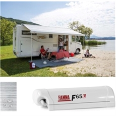 Camping vid sjön, markis utsträckt från husbil, folk sitter under. Stängd markis visad.